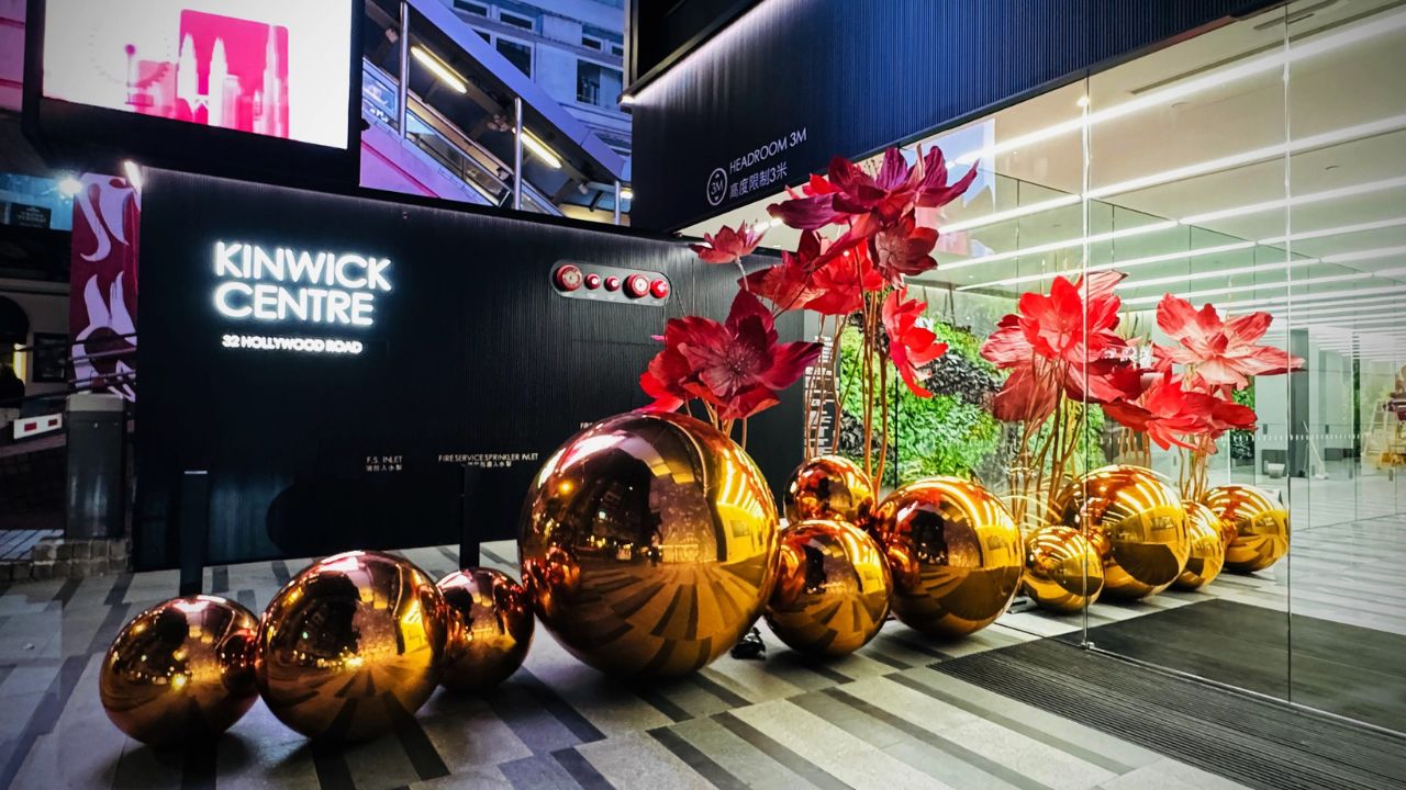 [Project Spotlight] A Christmas Floral Installation at Kinwick Center: OVO GARDEN Weaves "The Festive Celebration of Abundance" with Hand-dyed Blooms