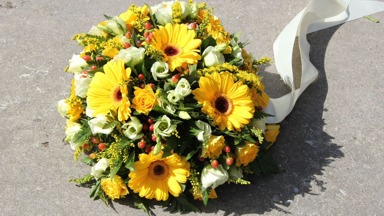Choosing Meaningful Sympathy Flowers: A Complete Guide to Condolence Flower Stands and Baskets in HK